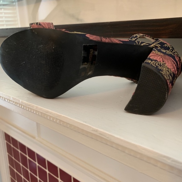 Quips floral strappy heels. Worn twice. Retail 85‎ - Picture 3 of 7